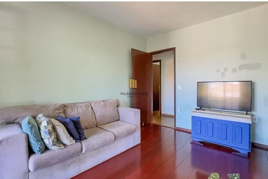 Casa térrea com 4 dormitórios, suíte e 2 vagas.