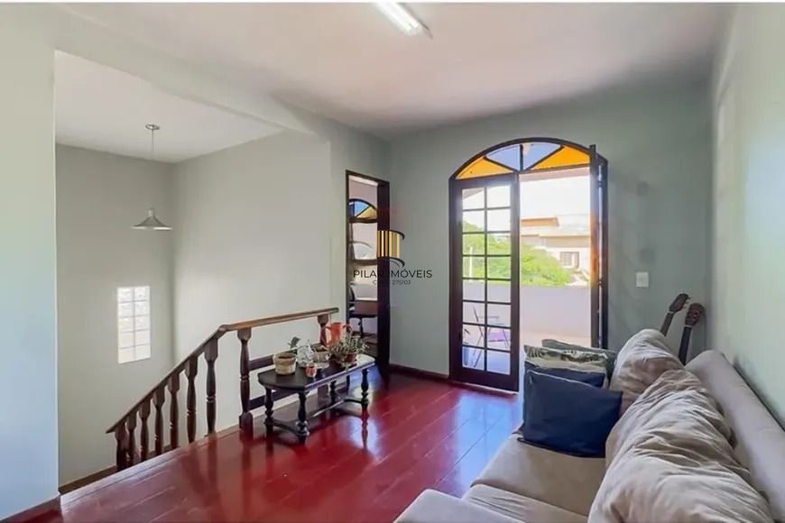 Casa térrea com 4 dormitórios, suíte e 2 vagas.