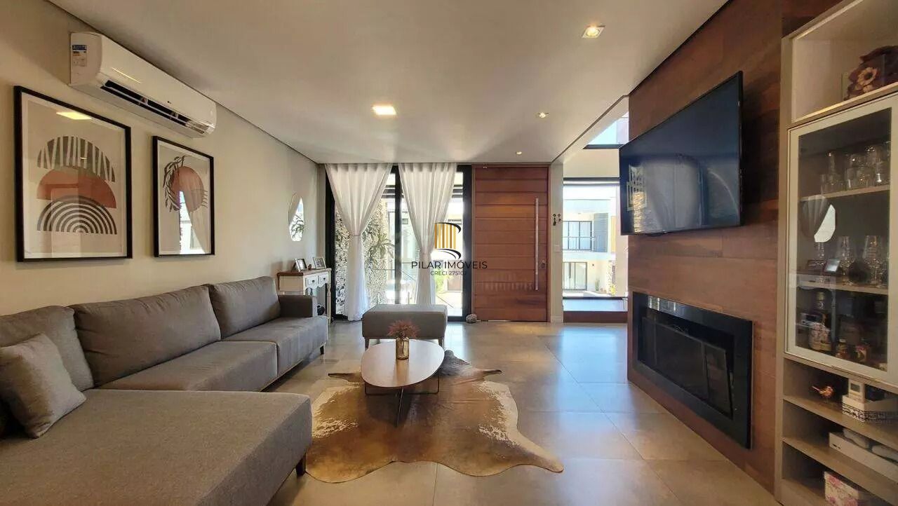 Casa em condomínio com 3 dormitórios, suíte e 2 vagas.