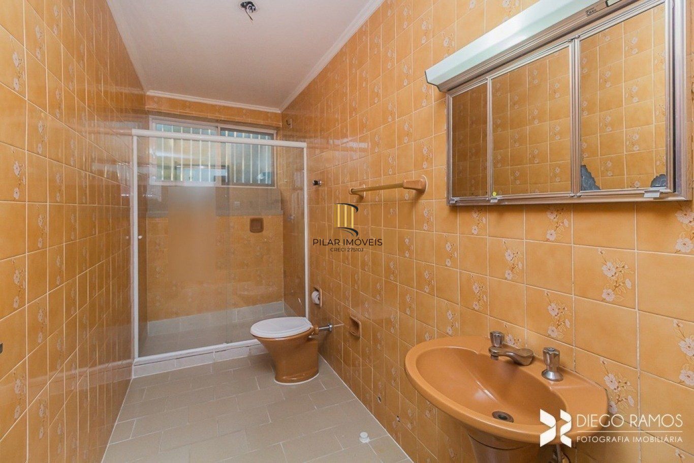 Casa térrea com 3 dormitórios, suíte e 2 vagas,