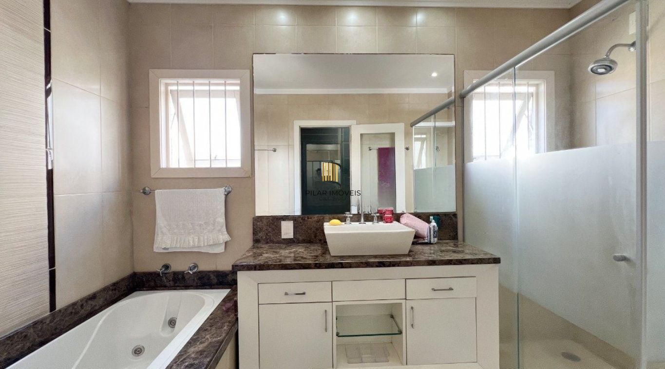 Casa com 3 quartos, 3 suítes á 700m do Iguatemi bairro Passo da Areia!