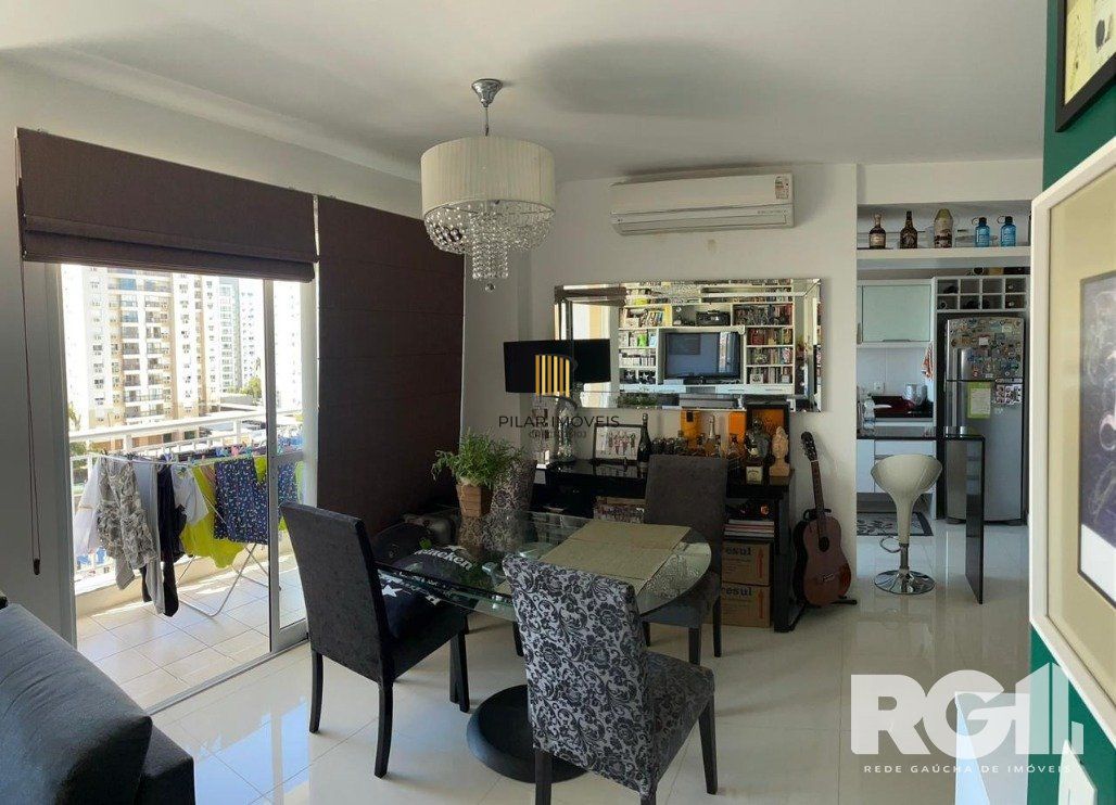 Apartamento à venda com 2 dormitórios transformado em 1 (facilmente reversível), suíte, com  69,04m², 2 vagas de garagem.
