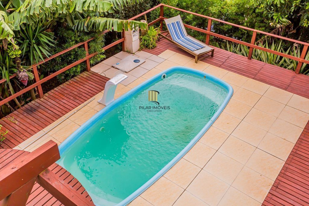 Casa em Condomínio com 3 dormitórios, suíte e 2 vagas cobertas.