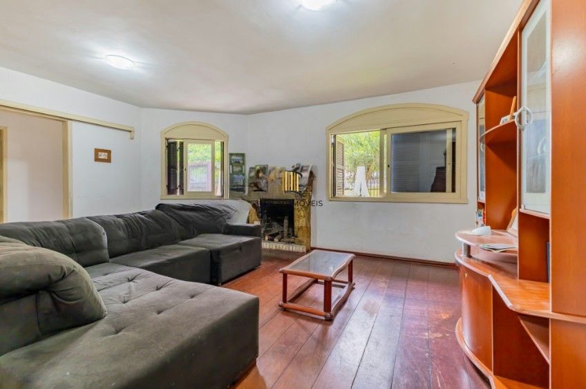 Casa com pátio e churrasqueira em frente à praça – Jardim Sabará