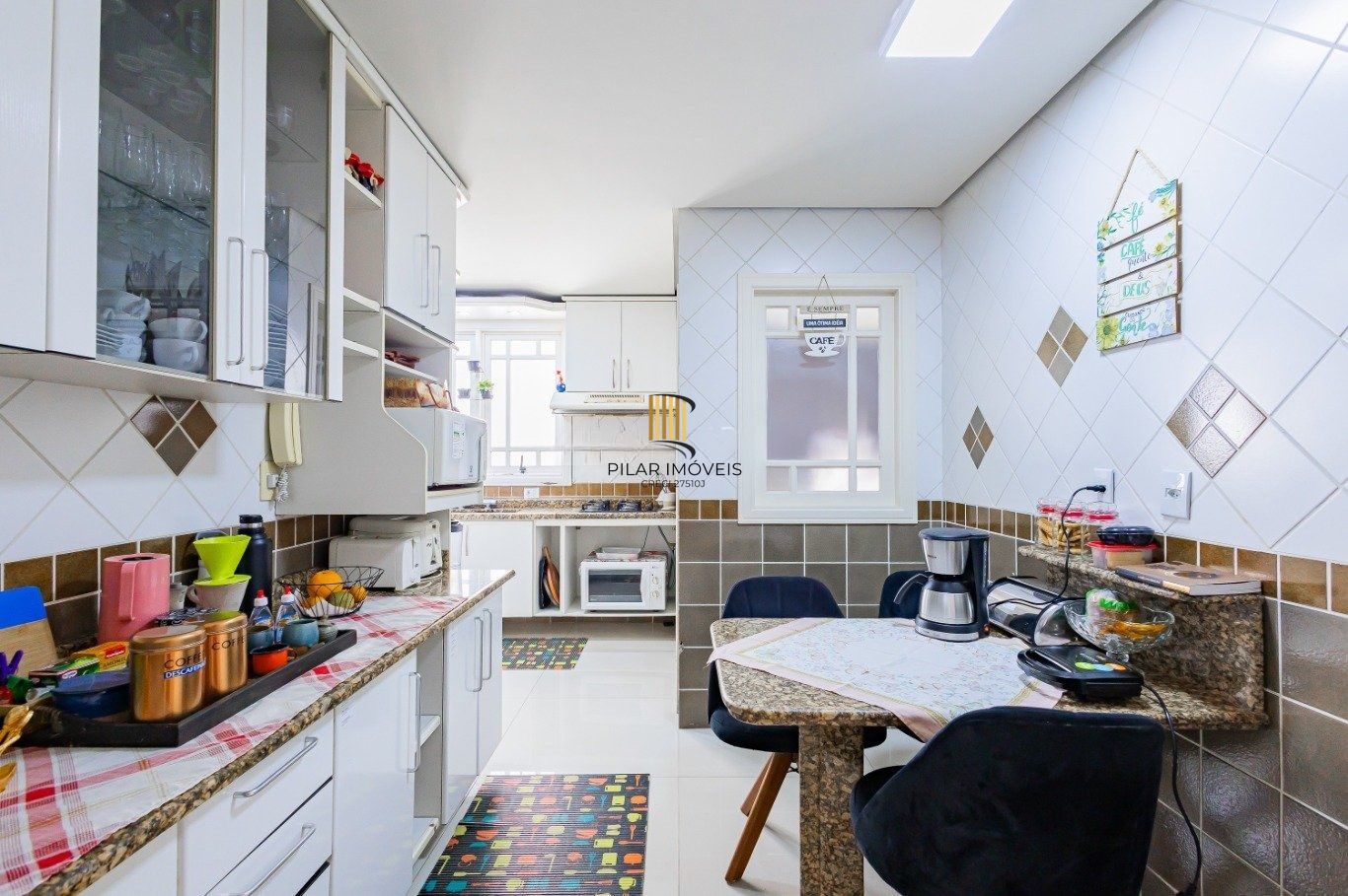 Amplo apartamento semimobiliado com lareira e 2 vagas