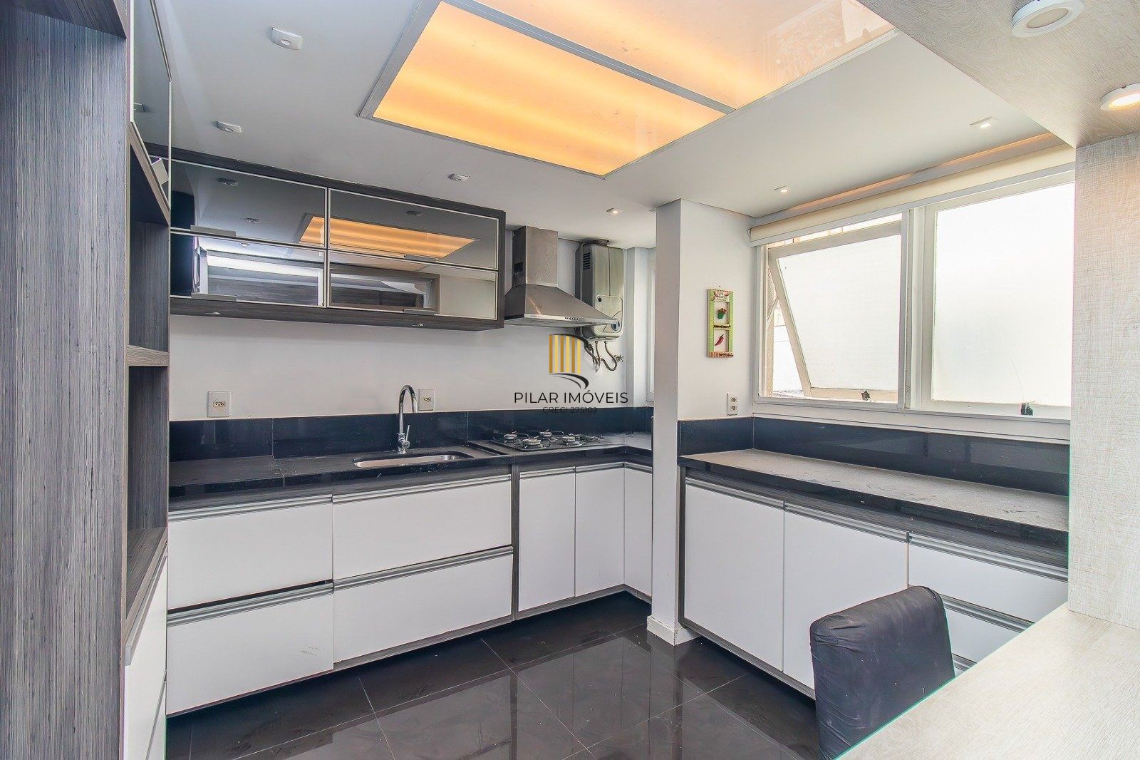 Cobertura com 2 Quartos no  Bairro Chácara das Pedras em Porto Alegre