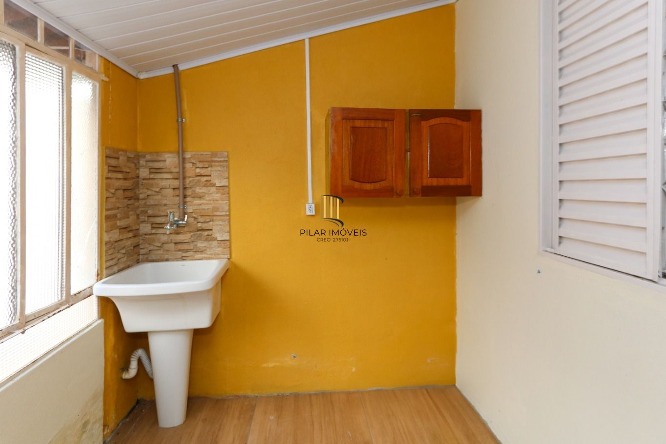 Casa aconchegante em condomínio com 2 dormitórios, no condomínio no Bairro Igara Canoas