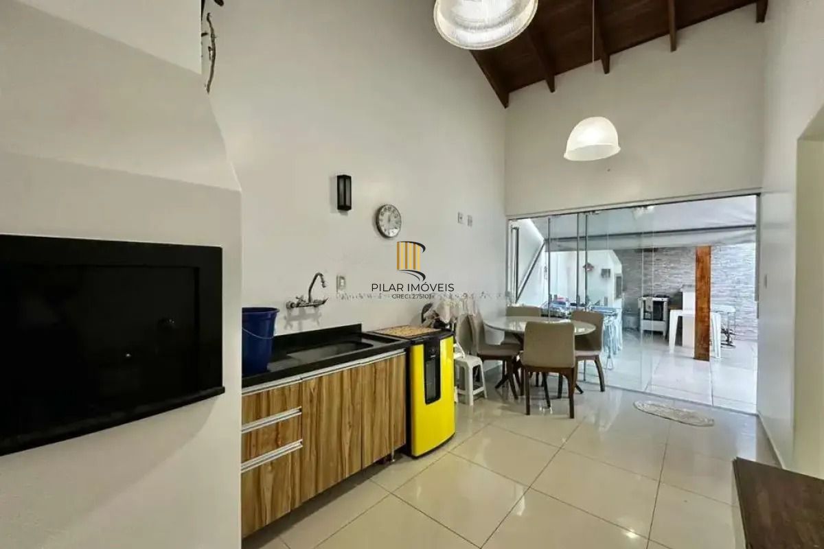 Casa em condomínio com 2 dormitórios, suíte e 2 vagas