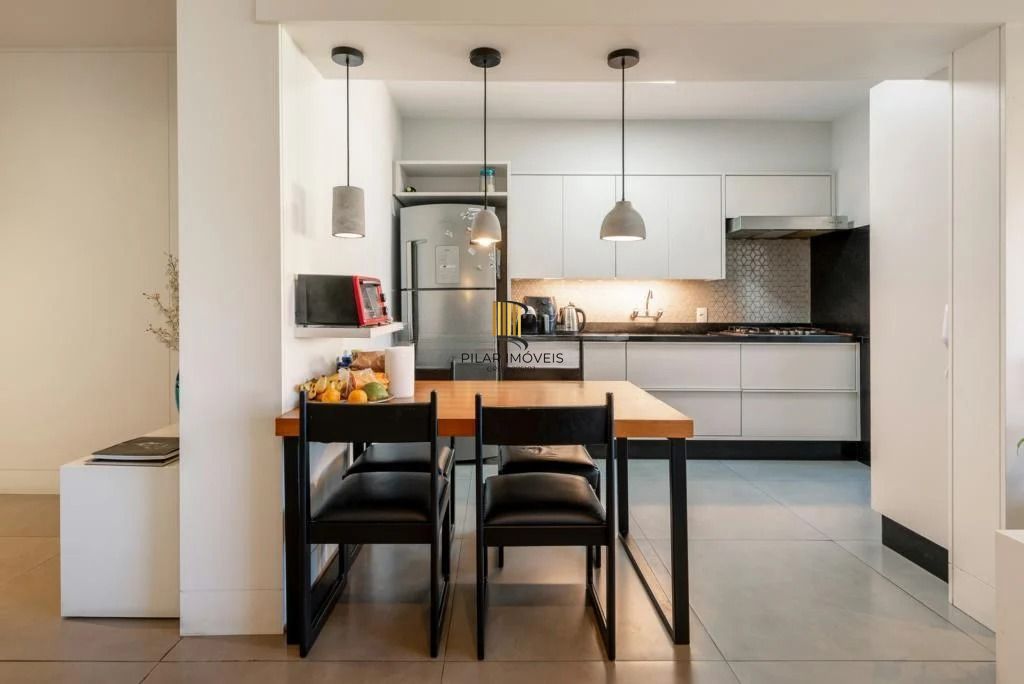 Cobertura com 3 dormitórios, suíte, piscina e churrasqueira.