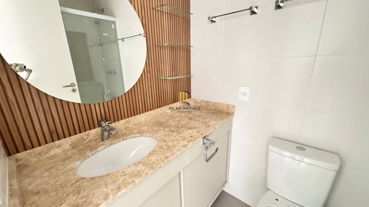 Com 3 quartos, sendo 1 suíte, e 2 banheiros