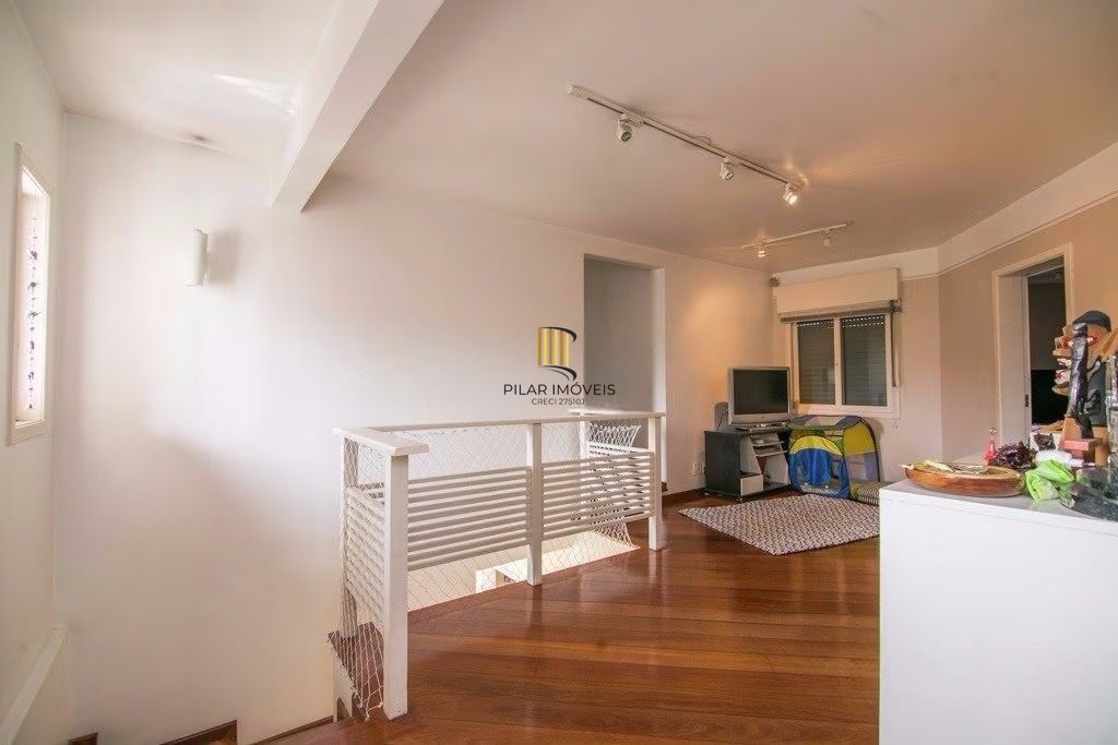 Casa de esquina com 6 dormitórios, 430m², piscina, 4 vagas