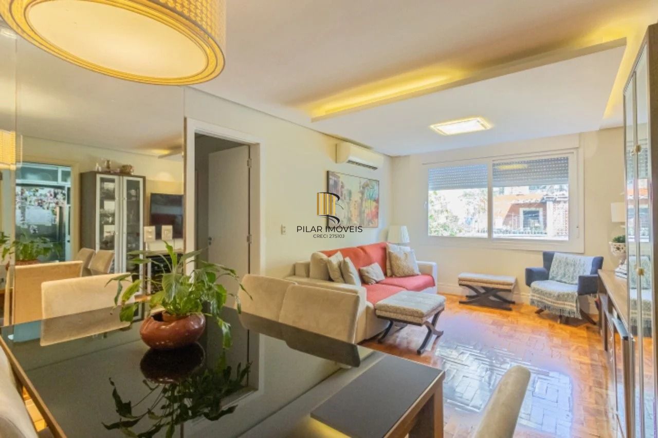 Apartamento com 3 dormitórios, 2 banheiros sociais e 2 vagas.