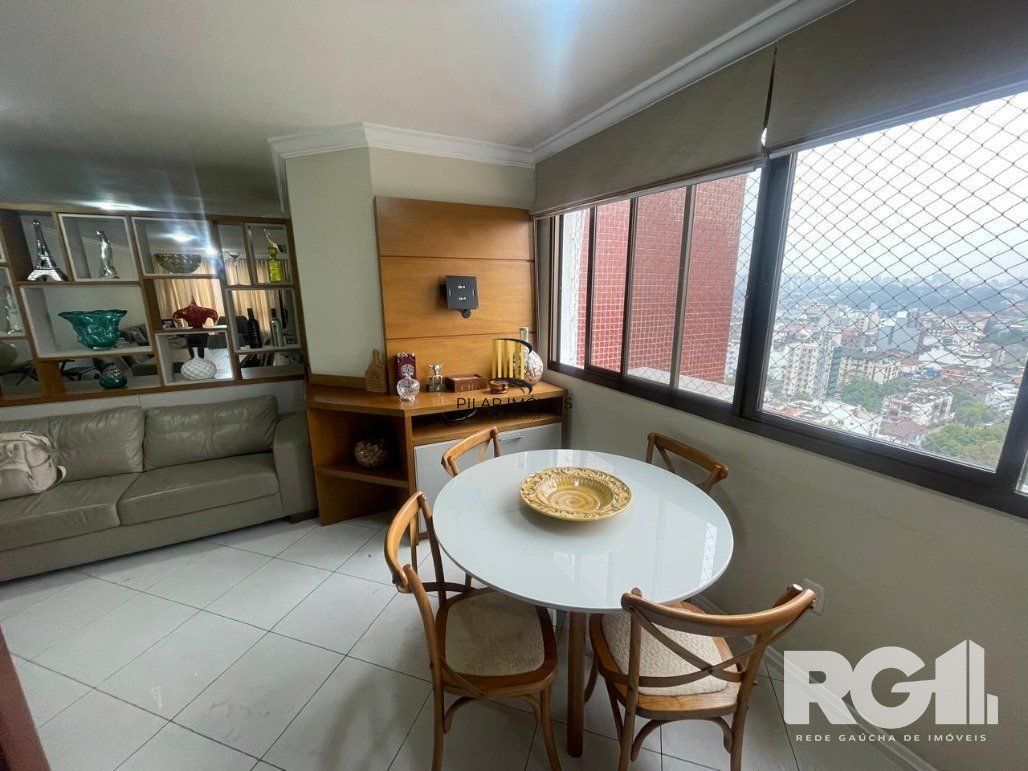 Apartamento com 3 dormitórios, 1 suíte, lavabo, 2 vagas cobertas, semimobiliado, churrasqueira e lareira.