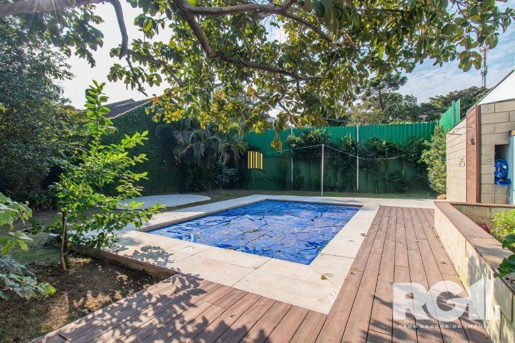 Casa espaçosa com 3 dormitórios, pátio com piscina e 4 vagas
