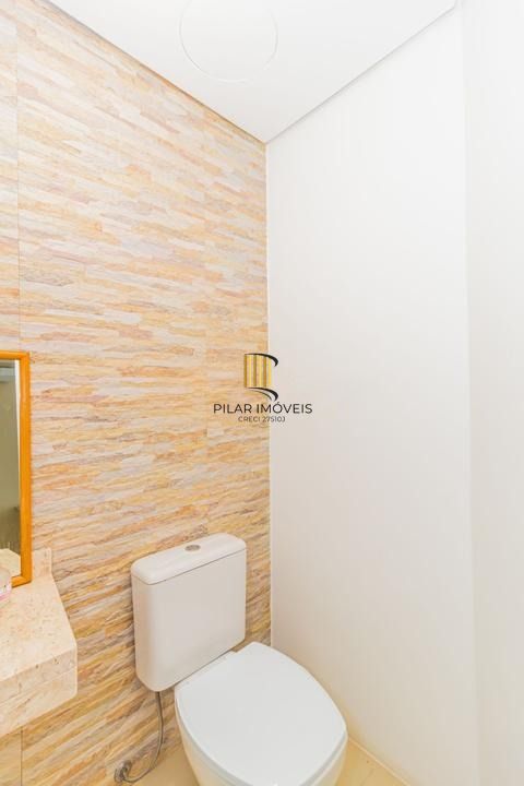 Casa com 3 dormitórios, suíte, lavabo e amplo pátio.