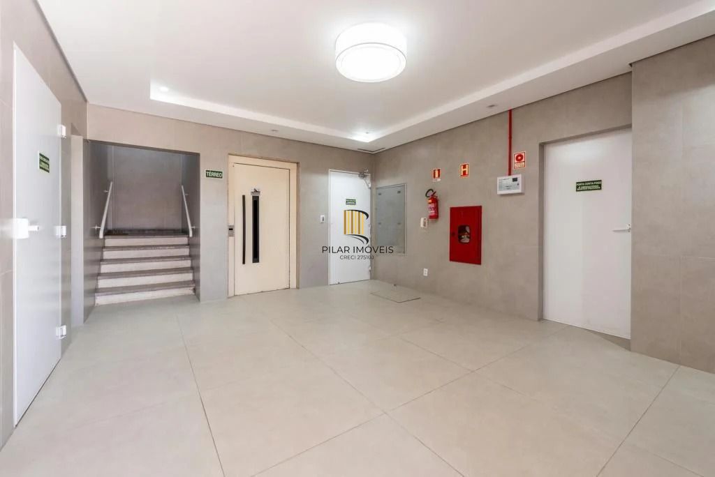 Cobertura com 3 dormitórios, suíte, piscina e churrasqueira.