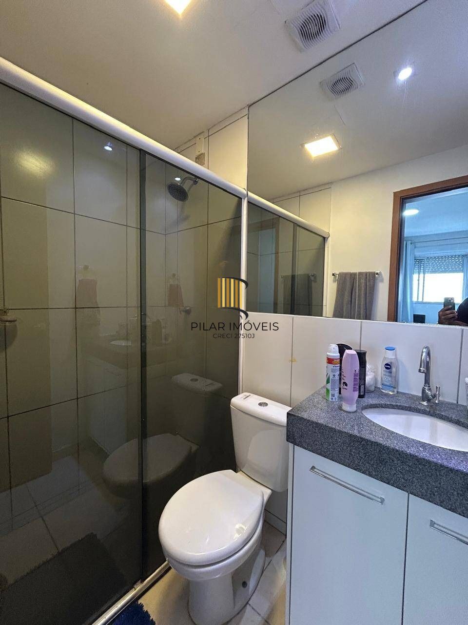 Apartamento com 2 dormitórios, suíte, sacada, churrasqueira e vaga.