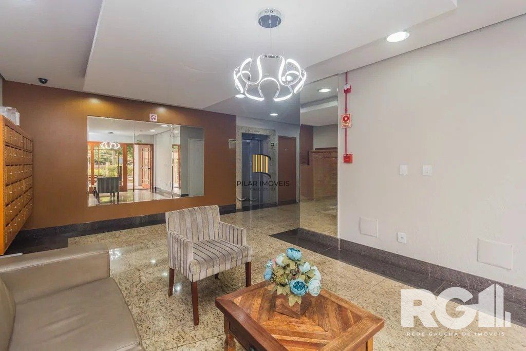 Apartamento com 94m², 3 quartos, 1 suíte, 2 vagas, no bairro Cristo Redentor em Porto Alegre..