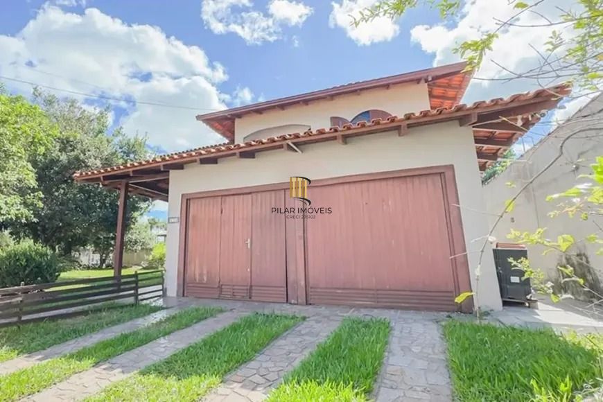 Casa térrea com 4 dormitórios, suíte e 2 vagas.