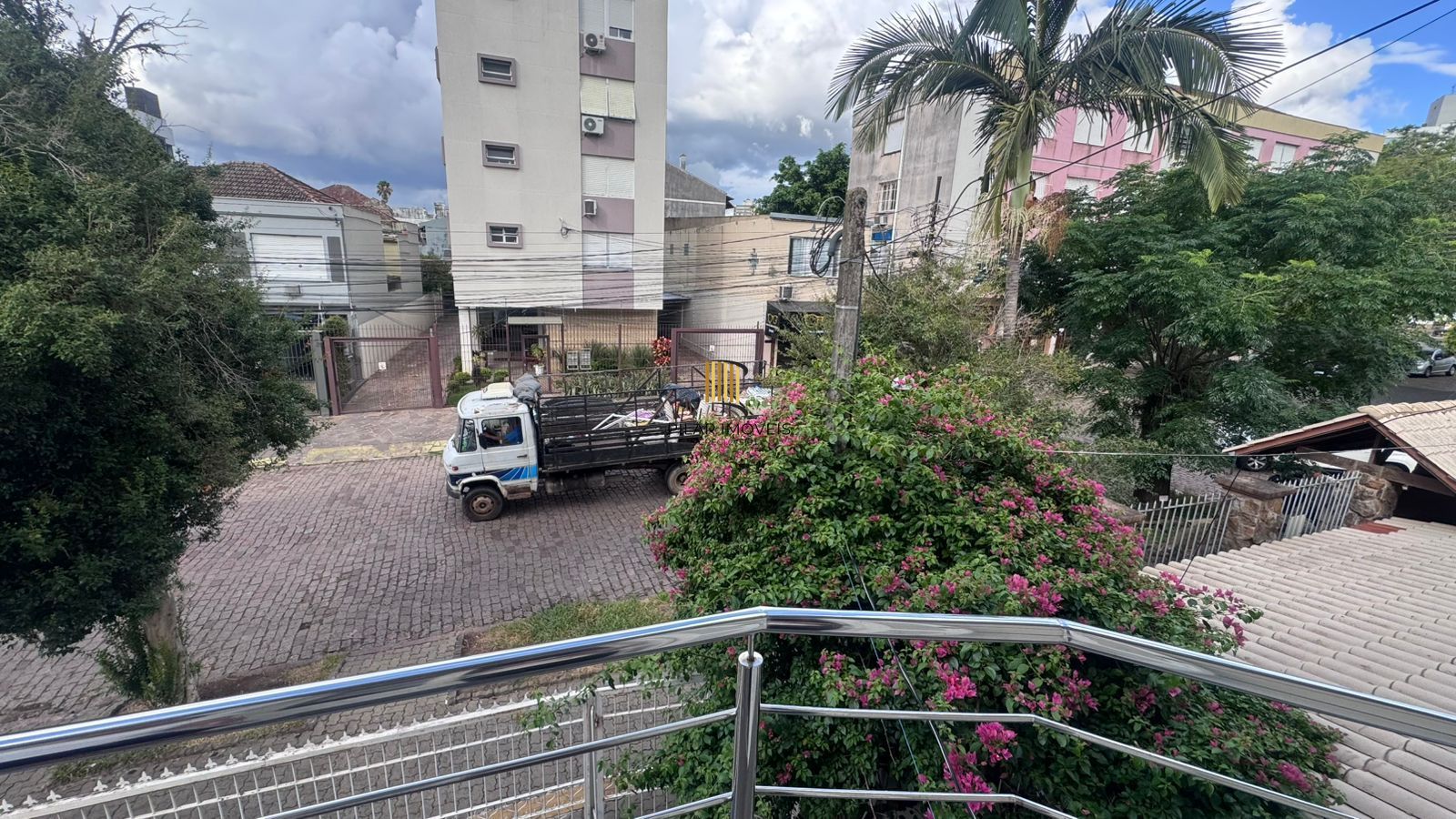 Casa com 3 Dormitórios, sacada e churrasqueira, no Bairro São João