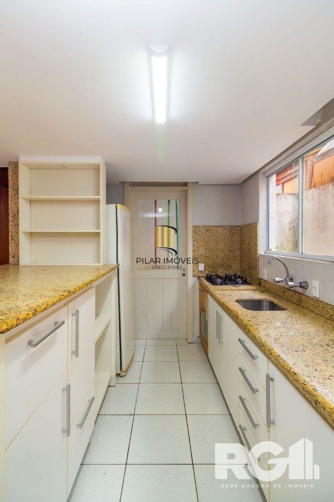 Casa em condomínio com 3 dormitórios, suíte, espaço gourmet.