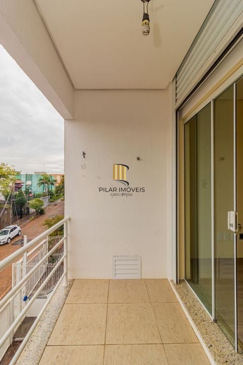 Casa com 3 dormitórios, suíte, lavabo e amplo pátio.