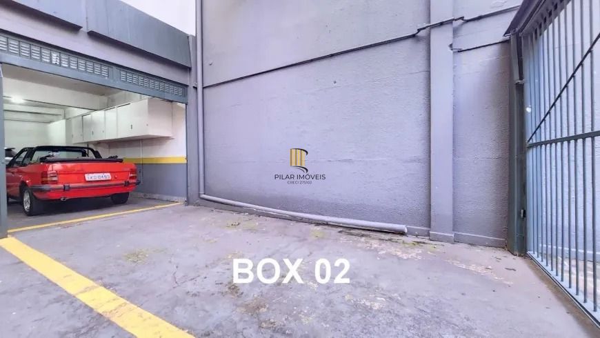 Apartamento 3 dormitórios, suíte, semimobiliado e duas vagas de garagem.