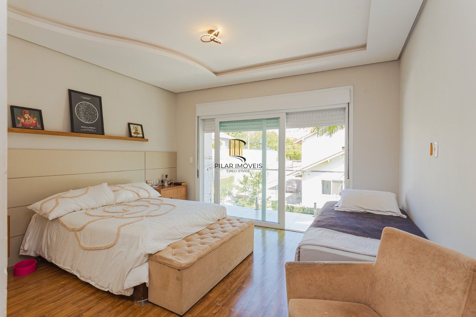 Casa de alto padrão com elevador e piscina acessível em condomínio no Passo das Pedras