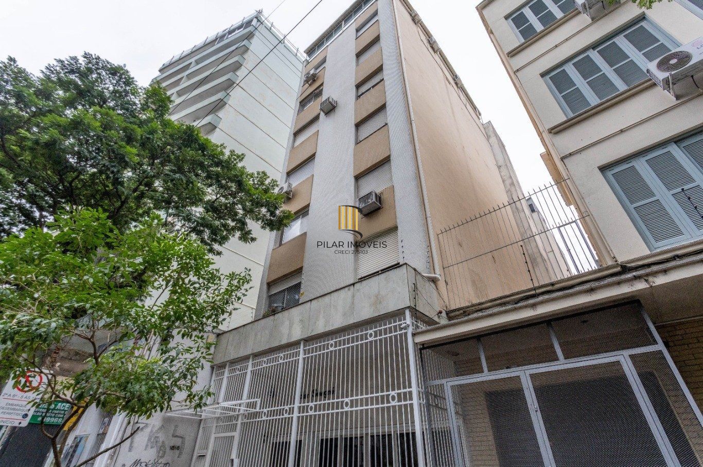 Apartamento com pátio e churrasqueira, amplo e iluminado