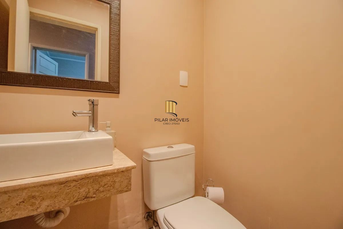 Casa Reformada com 5 Dormitórios e Amplo Pátio
