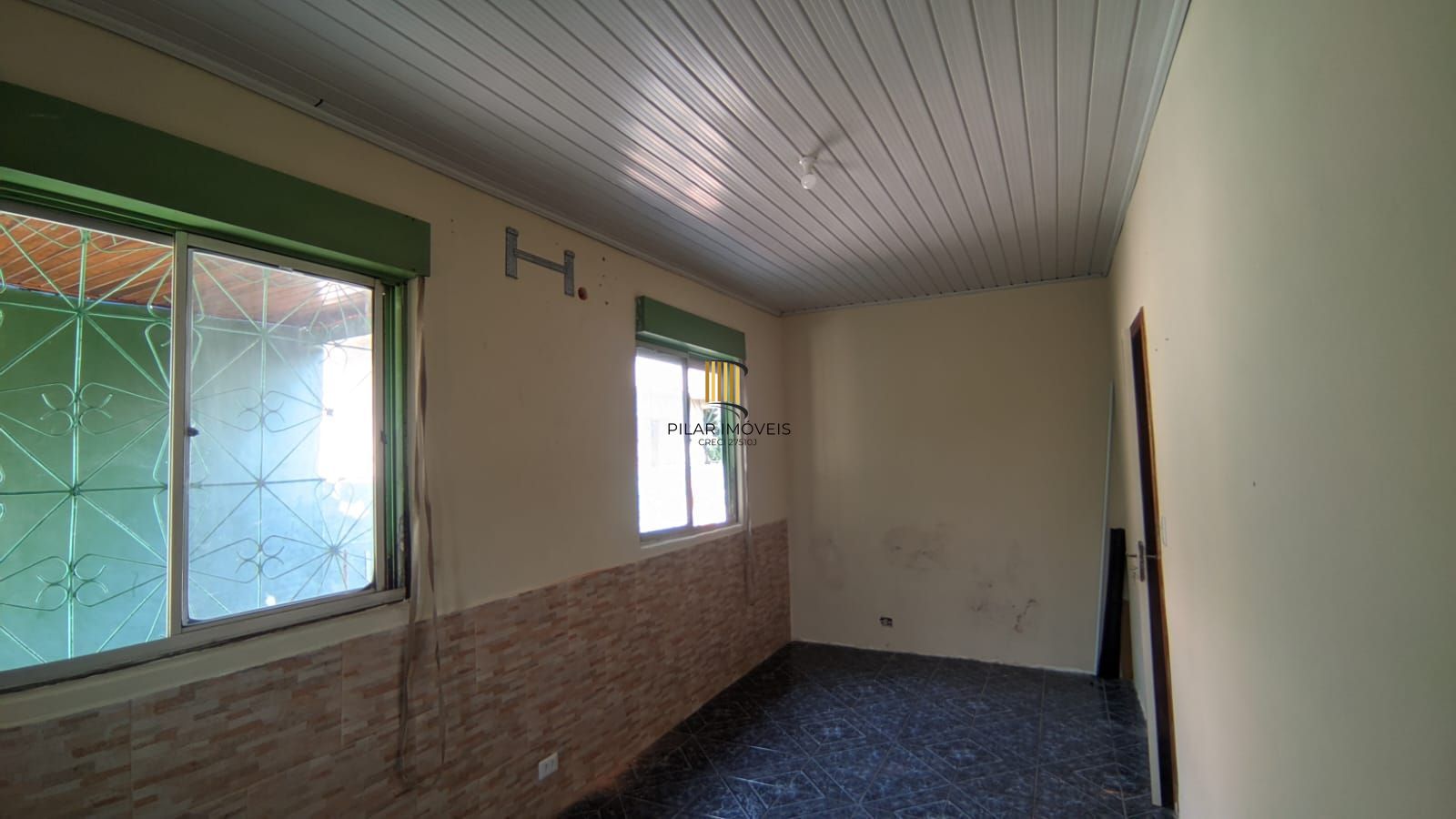 Casa à venda em Porto Alegre, Localizada na Avenida Vinte e Um de Abril, no bairro Sarandi