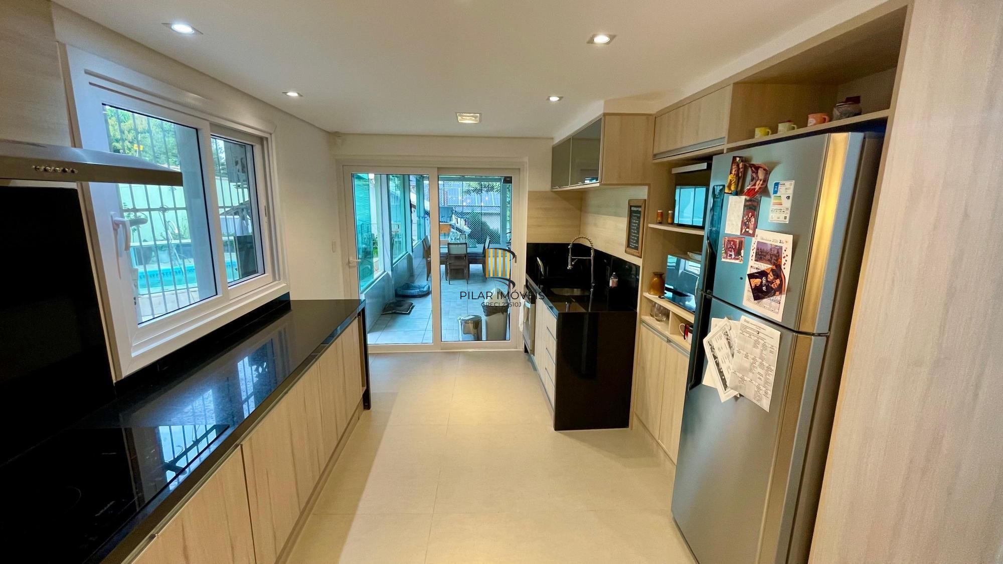 Casa térrea 100% mobiliada com 3 dormitórios, suíte, piscina e 3 vagas.