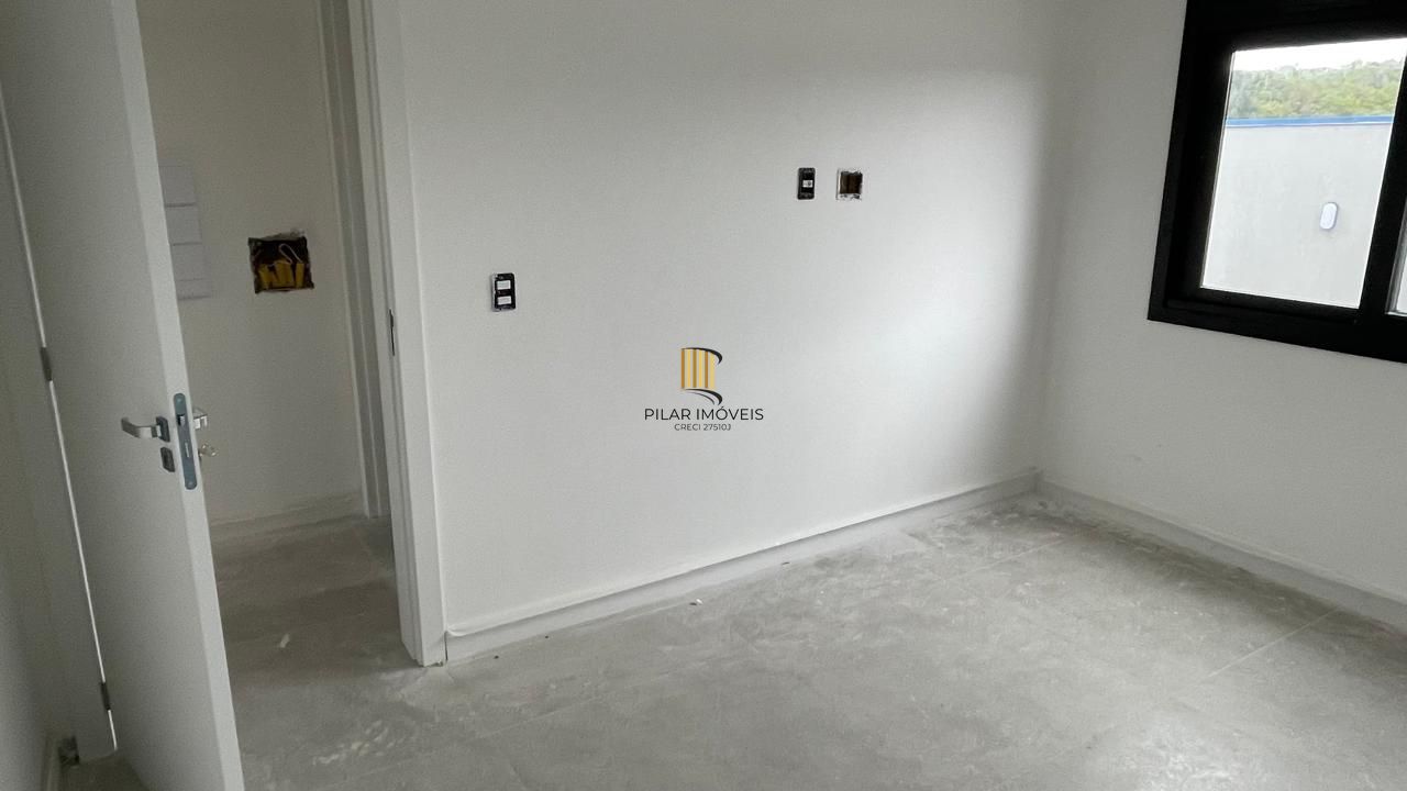 Casa em condomínio com 3 dormitórios, 2 suítes, churrasqueira, lareira e 2 vagas.