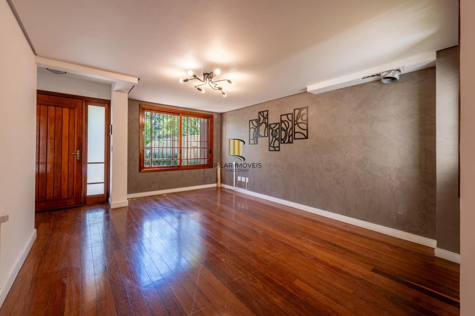 Casa em condomínio com 3 dormitórios, suíte e 2 vagas.