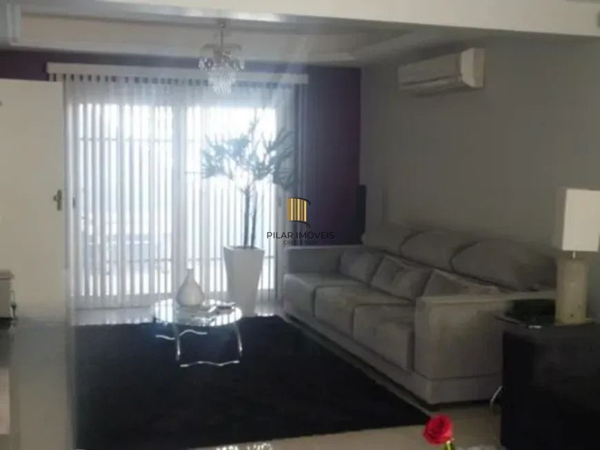 Casa térrea com 3 dormitórios, suíte e 3 vagas.