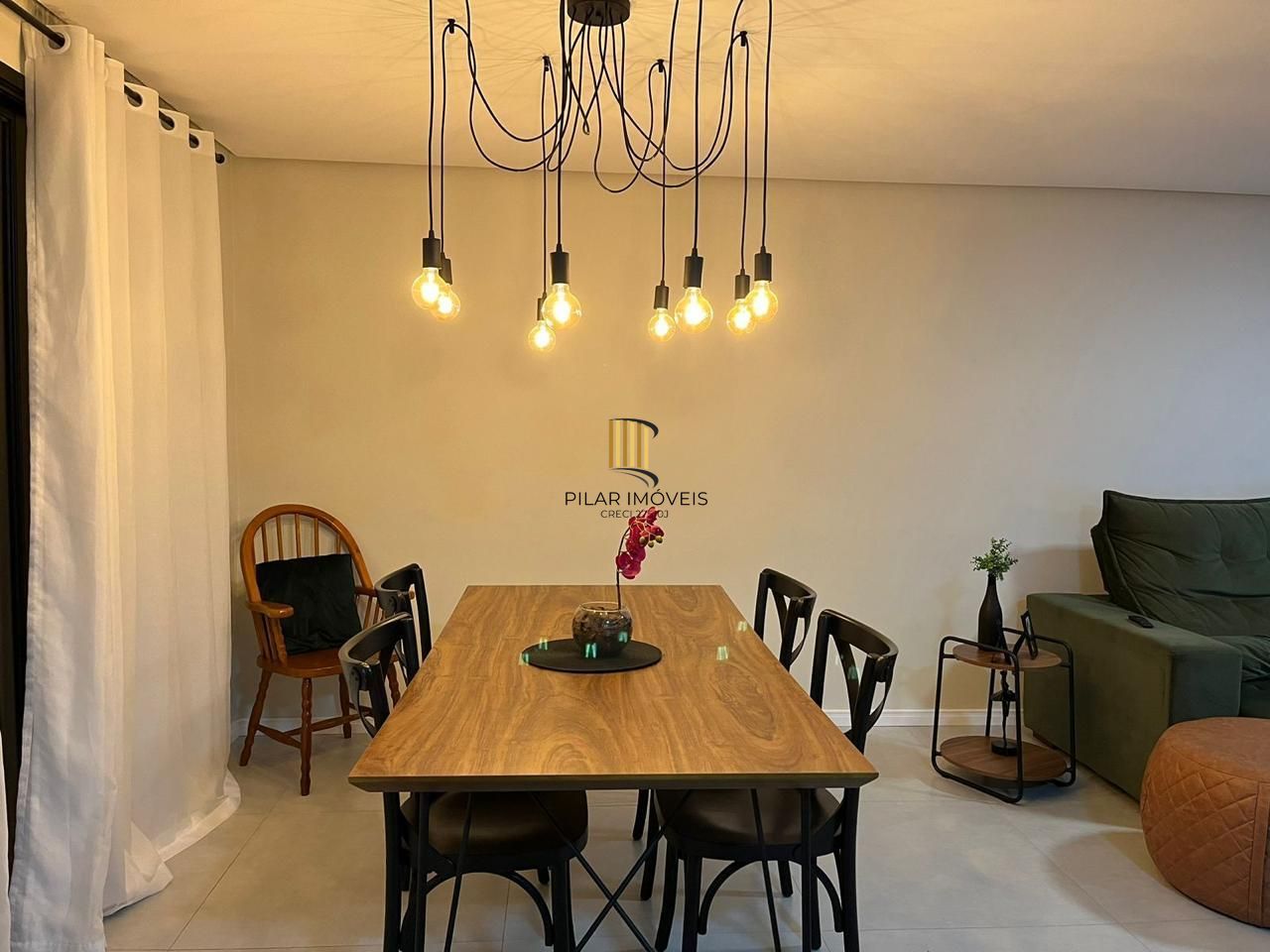 Casa em condomínio com 3 dormitórios, suíte e 2 vagas.