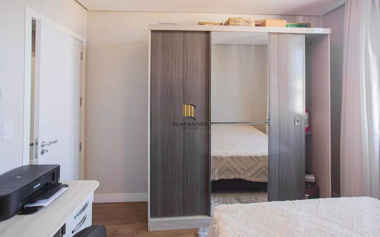 Casa em condomínio com 3 dormitórios, suíte e 2 vagas.