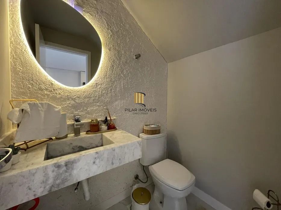 Casa em condomínio com 3 dormitórios, suíte e 2 vagas.