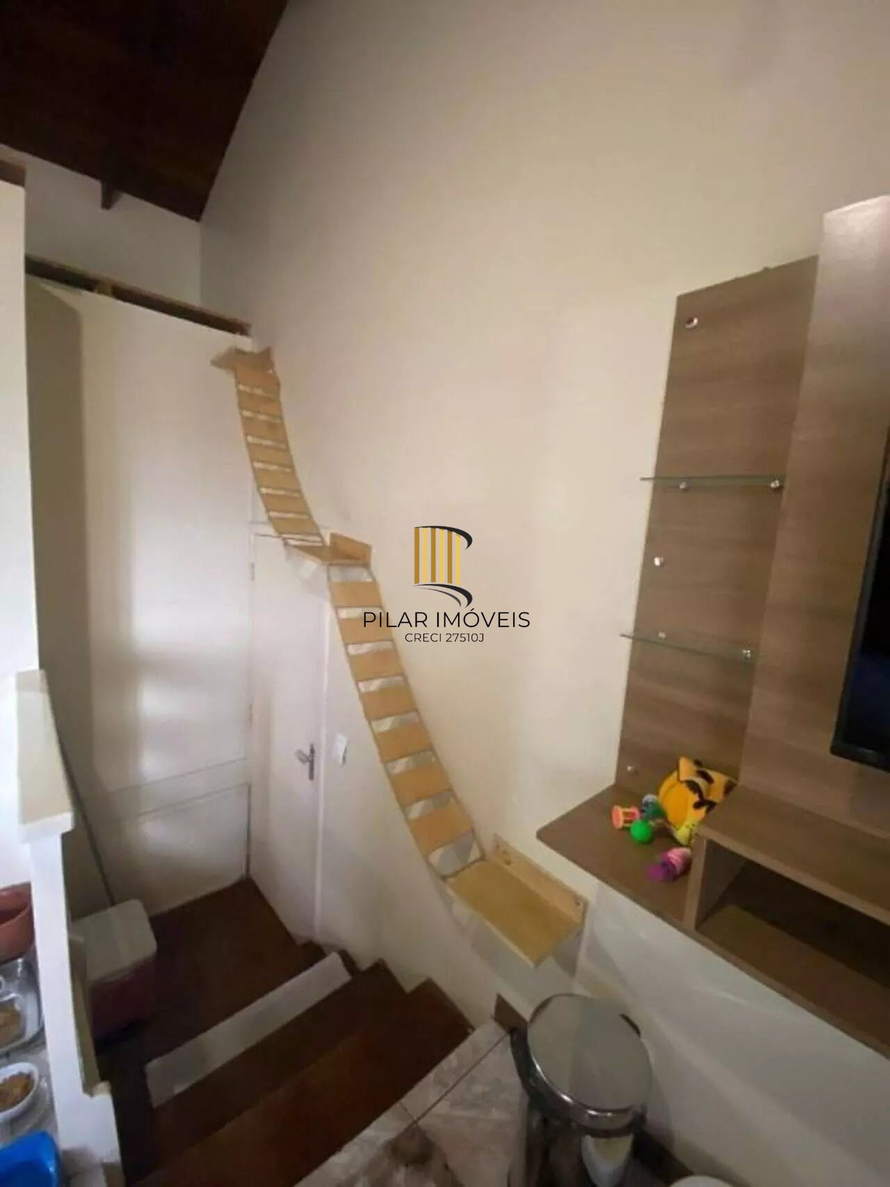 Casa com Duas Residências e Pátio Amplo no Bairro Tranquilo