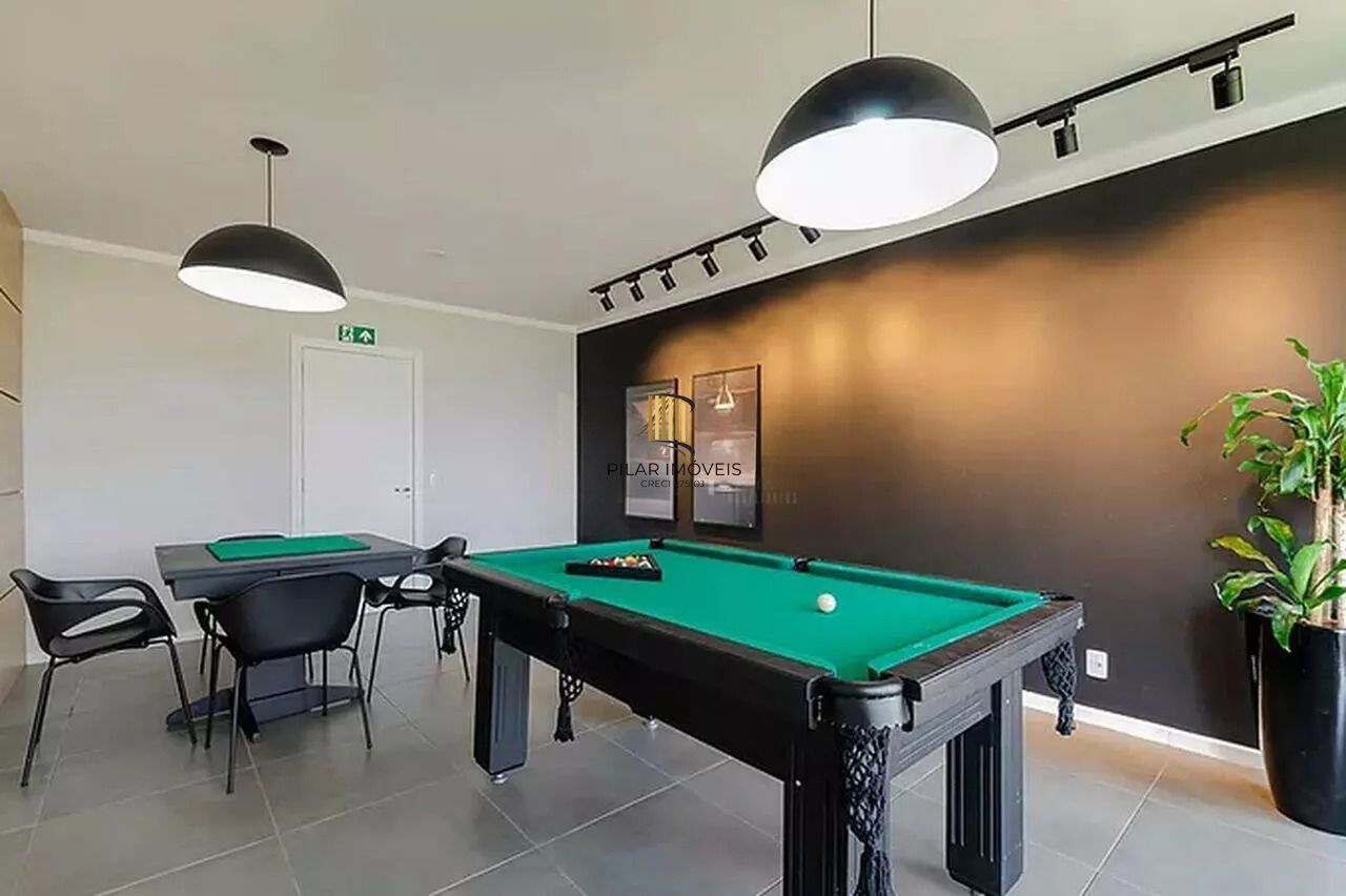 Casa em condomínio com 3 dormitórios, suíte e 2 vagas.