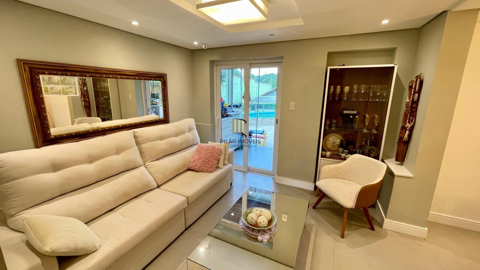 Casa térrea 100% mobiliada com 3 dormitórios, suíte, piscina e 3 vagas.