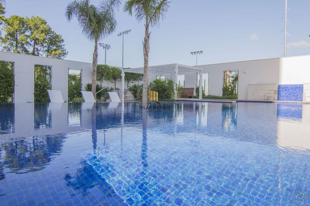 Amplo apartamento com 3 suítes, lavabo, lareira e 2 vagas individuais.