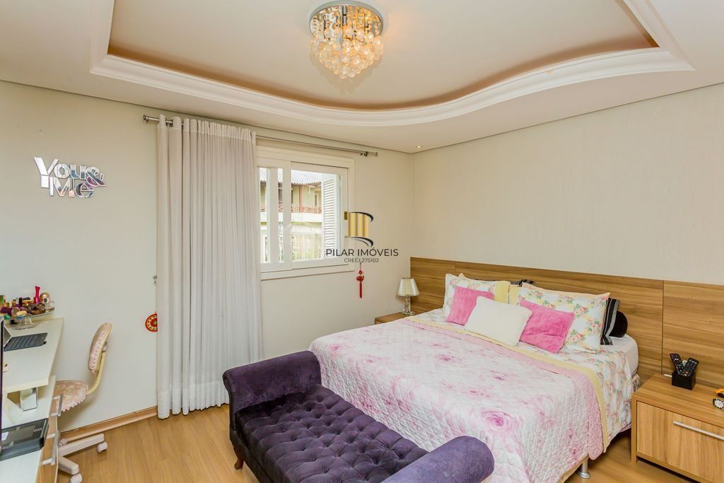 Casa em Condomínio com 3 dormitórios, suíte e 2 vagas cobertas.