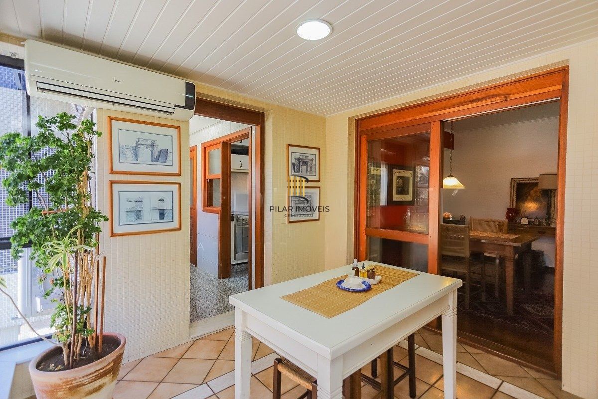 Apartamento com 3 dormitórios, suíte, 2 vagas e varanda com churrasqueira.