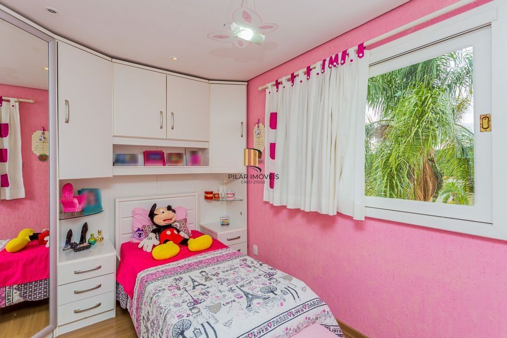 Casa em Condomínio com 3 dormitórios, suíte e 2 vagas cobertas.