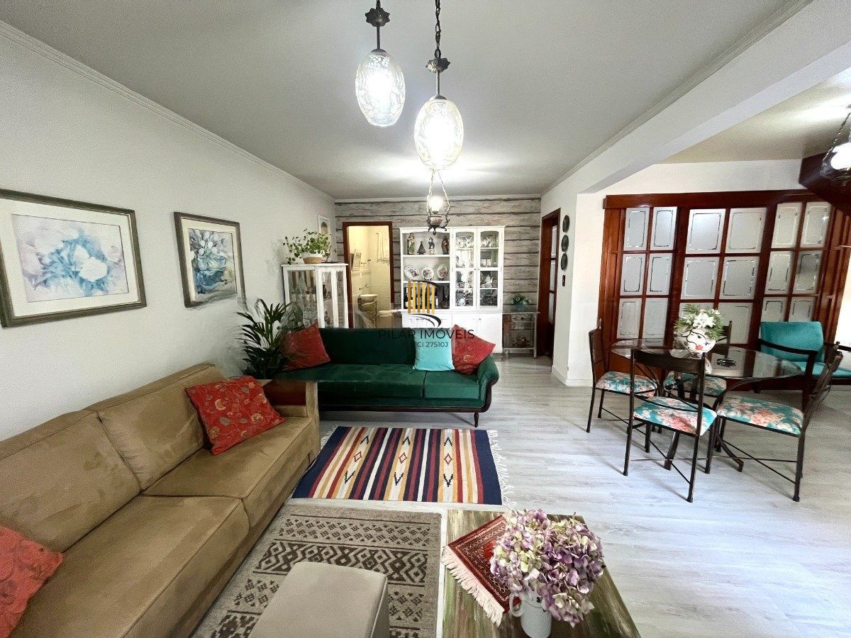 Casa com 3 dormitórios, suíte, 3 vagas de garagem.