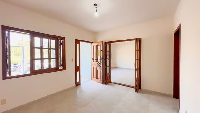 Casa térrea com 3 dormitórios, piscina, espaço gourmet com churrasqueira.