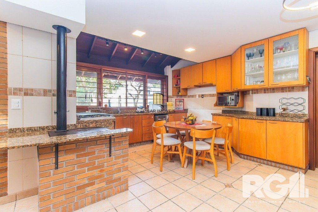 Casa espaçosa com 3 dormitórios, pátio com piscina e 4 vagas