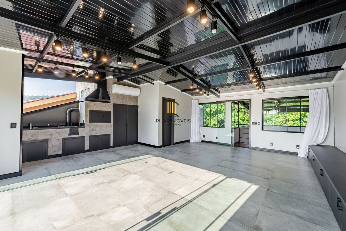 Casa em condomínio com piscina e salão privativo na Vila Nova