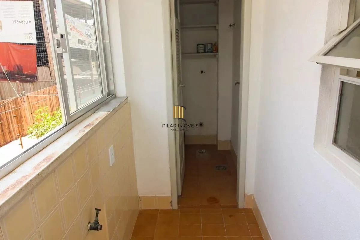 Apartamento com 2 dormitórios, banheiro auxiliar e 2 vagas cobertas.